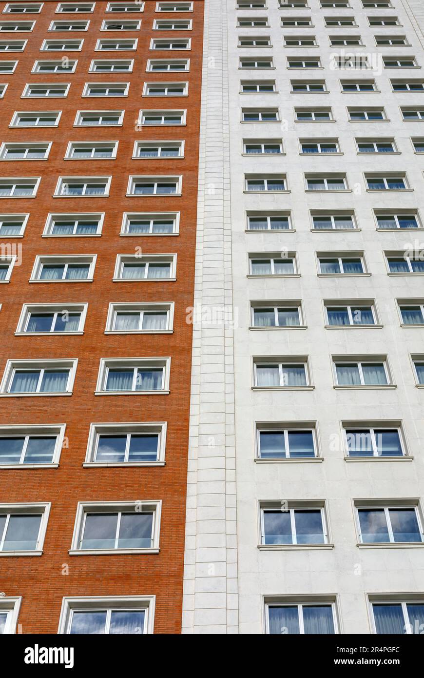 Spanien, Madrid, Apartmentgebäude, das nach oben reicht, zwei kontrastierende Farben der Gebäude Stockfoto