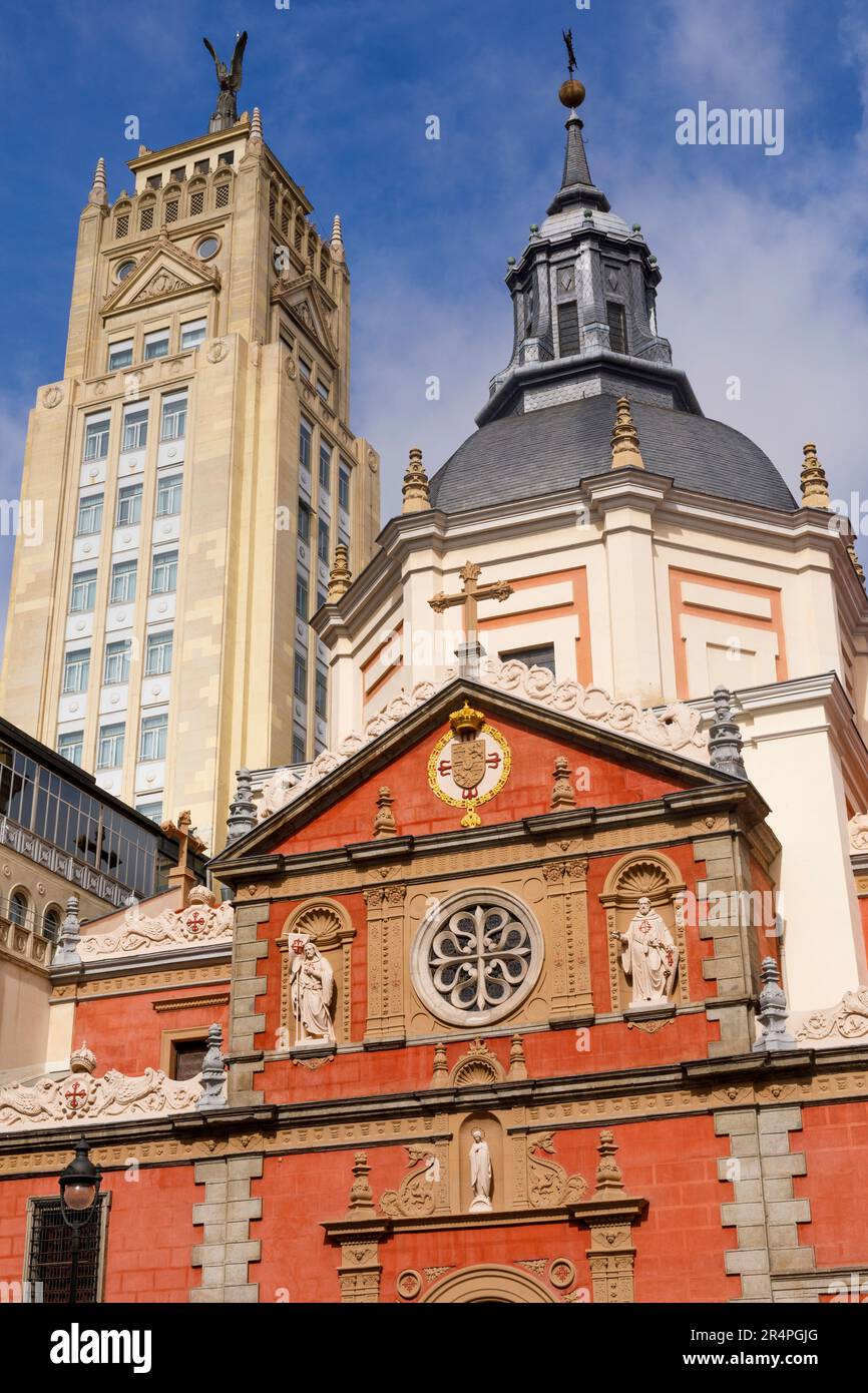 Spanien, Madrid, verschiedene Baustile der Stadt, eine Kirche und ein Art déco-Gebäude Stockfoto