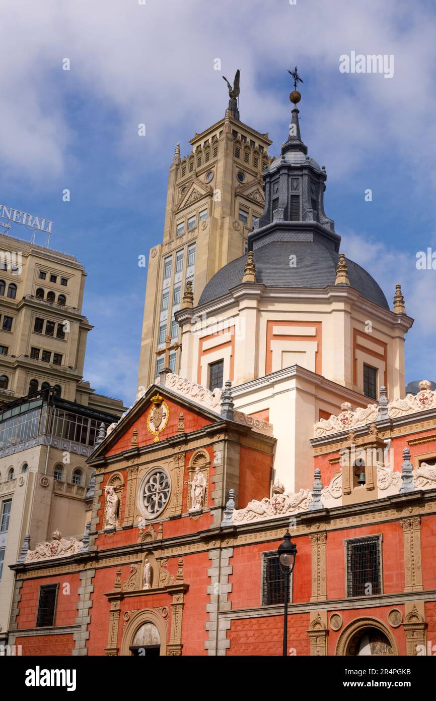 Spanien, Madrid, verschiedene Baustile der Stadt, eine Kirche und ein Art déco-Gebäude Stockfoto