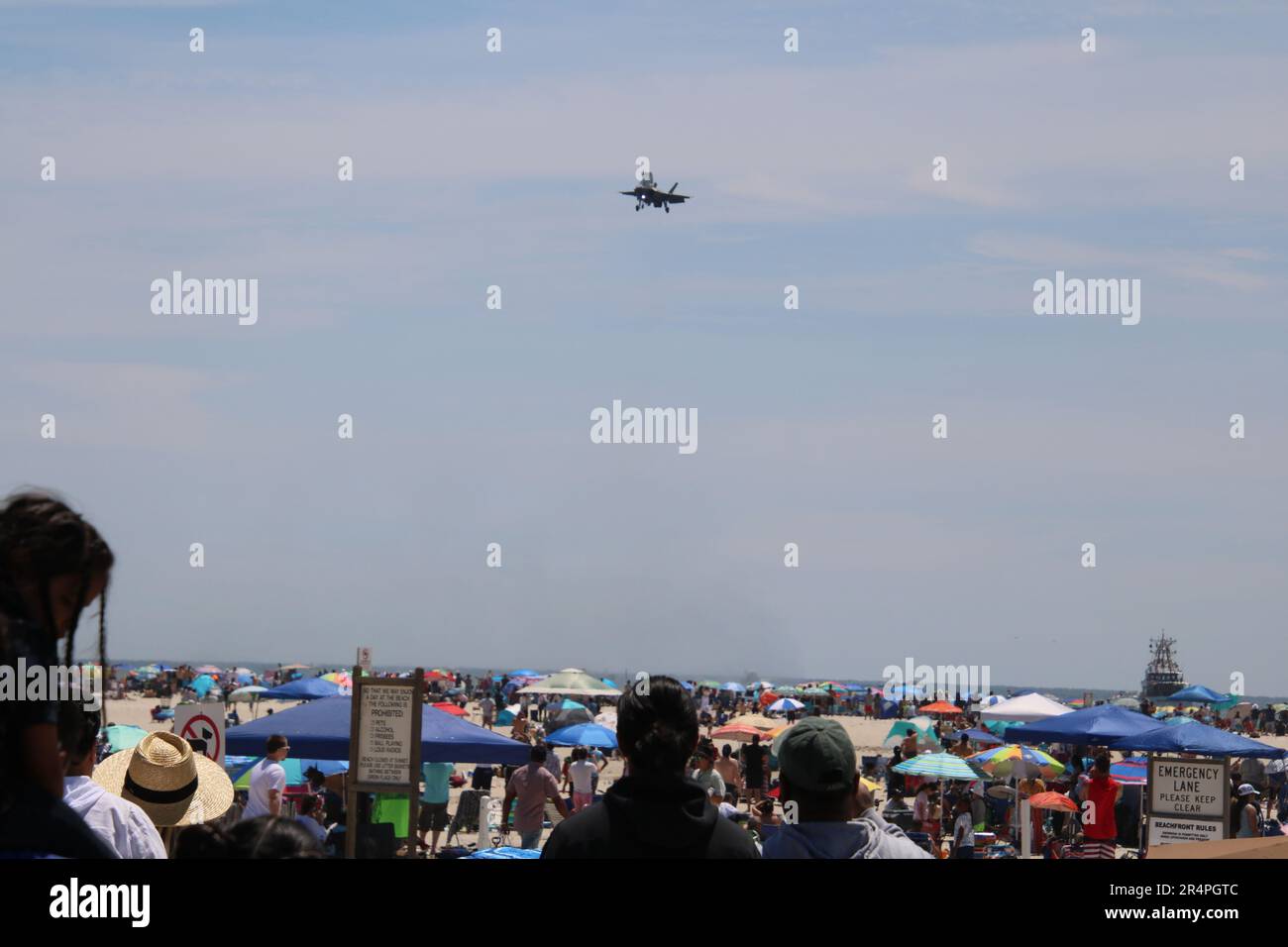 Bethpage, New York, 11714 USA. 28. Mai 2023. Die Bethpage NY Air Show 2023 begeisterte über 300.000 Zuschauer, die Zeuge der Luftakrobatik des US Navy F-35C Tac Demonstrationsteams, des US Army Golden Knights Parachute Team, des Amercan Air Power Museum Warbirds und der USAF F16C Thunderbirds waren. Kredit: ©Julia Mineeva/EGBN TV News/Alamy Live News Stockfoto