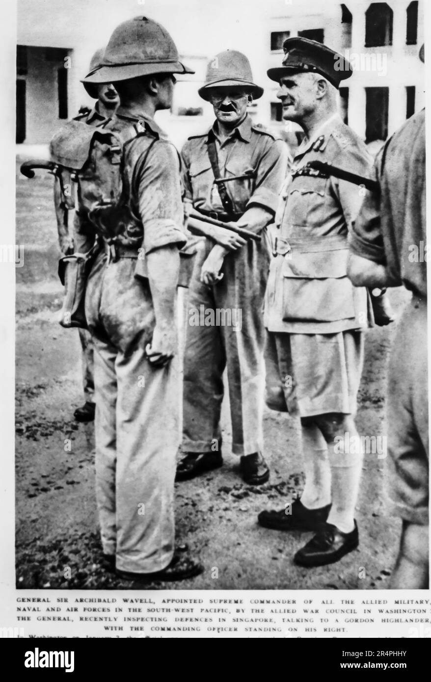 Ein Foto, das im Januar 1942 veröffentlicht wurde und General Sir Terence Archibald Wavell zeigt, neu ernannter Oberbefehlshaber aller alliierten Streitkräfte im Südwestpazifik, der die Verteidigung in Singapur inspiziert. Am 8. Februar fiel Singapur den japanischen Truppen zu. Stockfoto