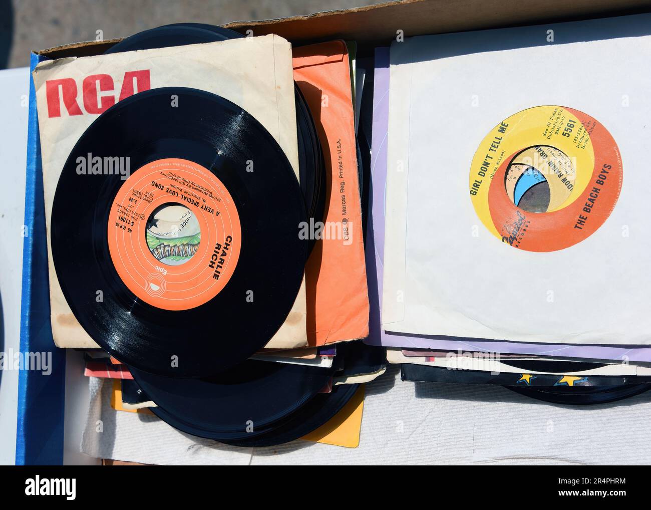 Ottawa, Kanada - 27. Mai 2023: 45 U/min 7' Vinyl Single Records auf dem jährlichen Glebe-Garagenverkauf, der mehrere Blocks in der Gegend stattfindet Stockfoto