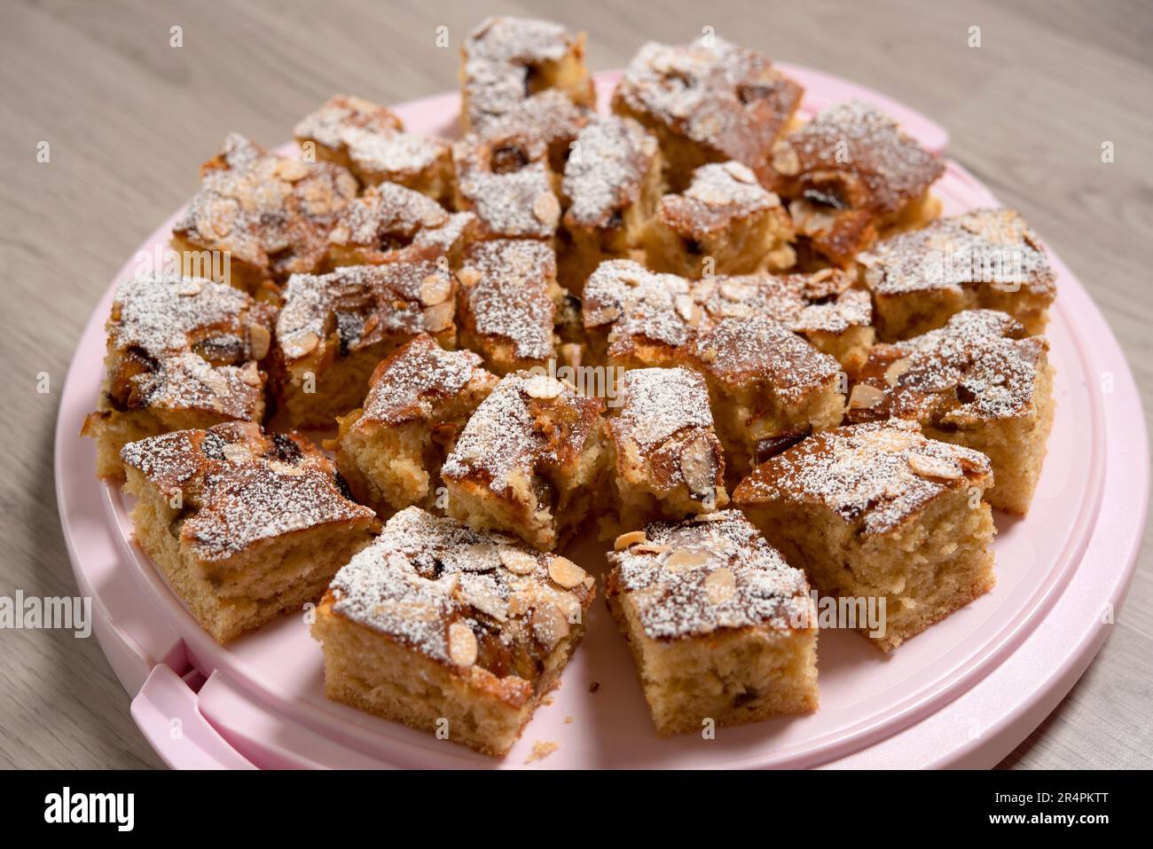 Hausgemachter Kuchen mit Mandelscheiben und Zuckerpulver - Makrofotografie Stockfoto