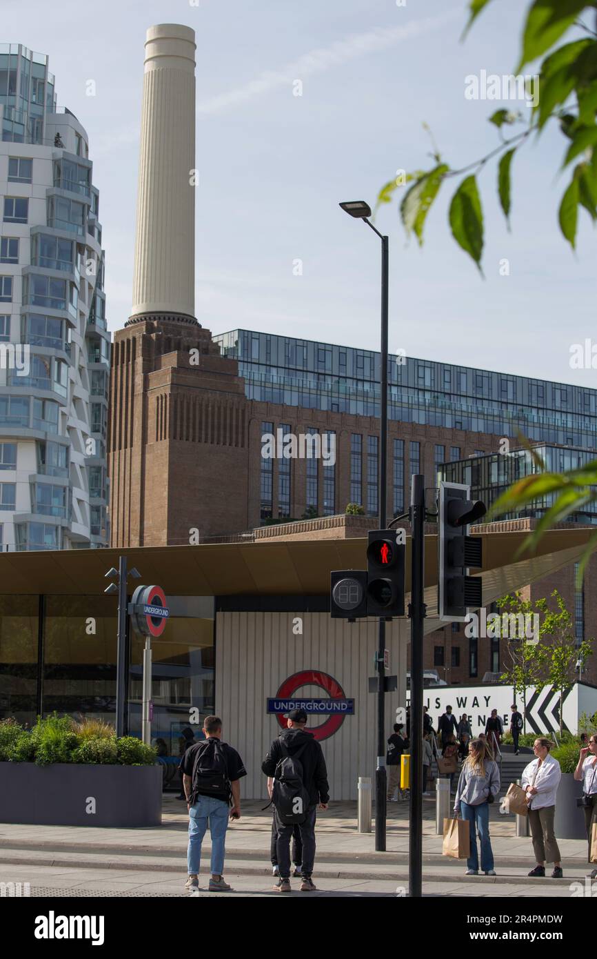 Battersea Power Station unterirdische U-Bahn Station Towers und neue Wohnungen London Stockfoto