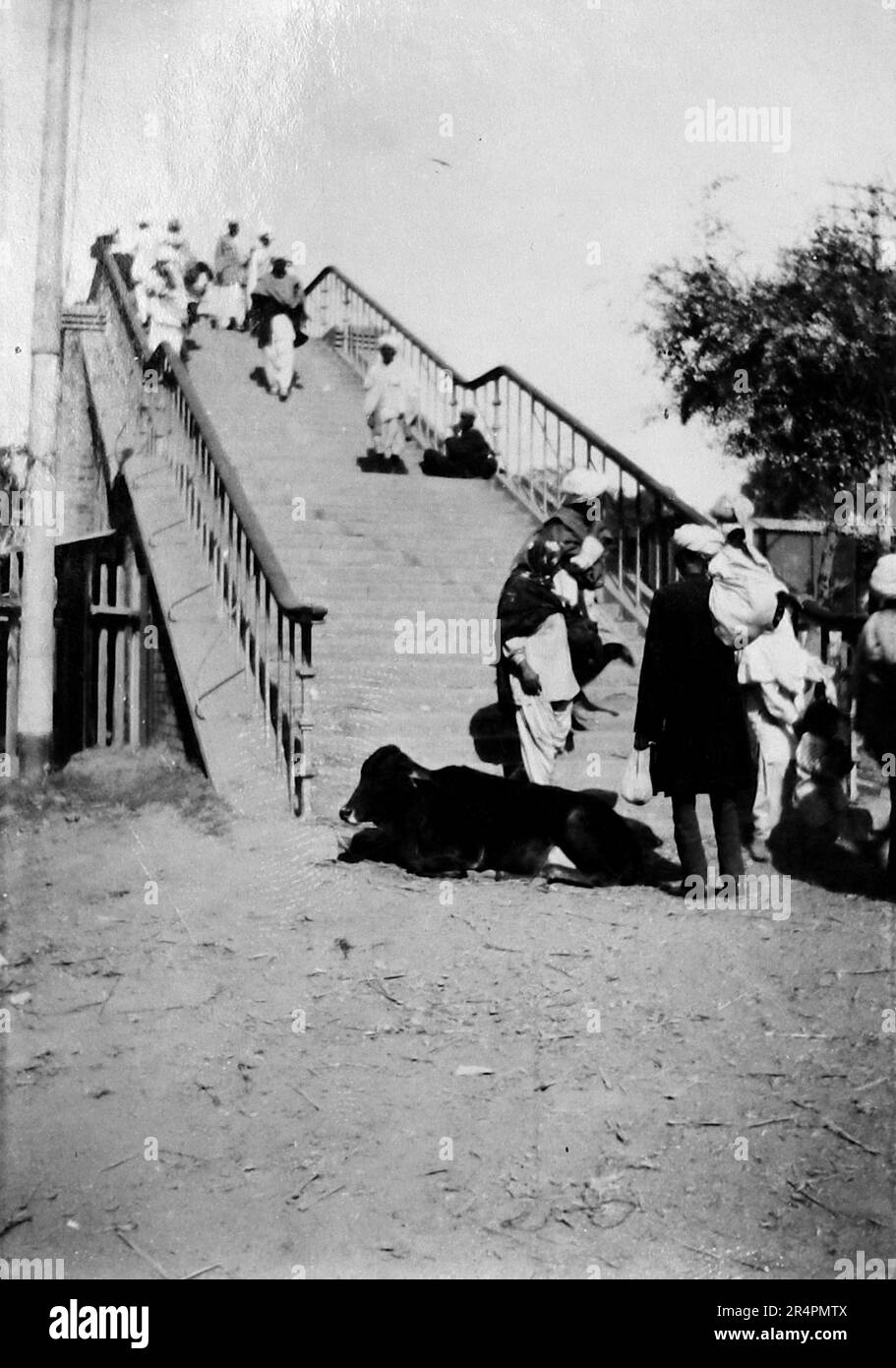 Südindien, von denen Teile heute als Pakistan bekannt sind: Brücke in der Nähe des Bahnhofs, Amritsar, Dezember 1917. Aus einer Serie, die aus dem ursprünglichen Schnappschuss des Ersten Weltkriegs in Indien, c1917-19, aufgenommen wurde. Die Originale waren kleine Fotos, die bei zu großer Vergrößerung schlecht aussehen könnten. Stockfoto