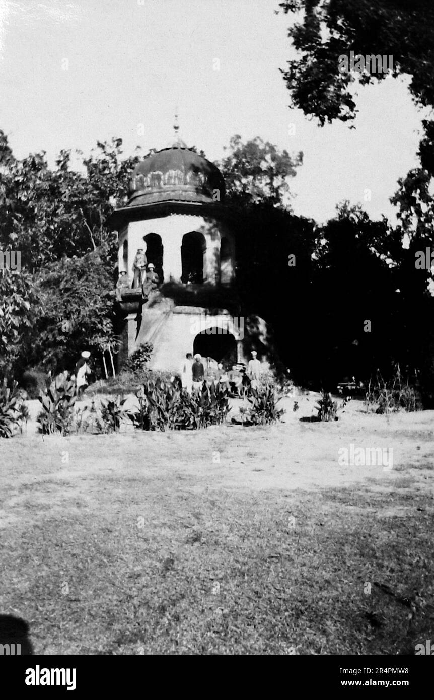 Südindien, von denen Teile heute als Pakistan bekannt sind: Alte Moschee in den Gärten von Amritsar. Dezember 1917. Aus einer Serie, die aus dem ursprünglichen Schnappschuss des Ersten Weltkriegs in Indien, c1917-19, aufgenommen wurde. Die Originale waren kleine Fotos, die bei zu großer Vergrößerung schlecht aussehen könnten. Stockfoto