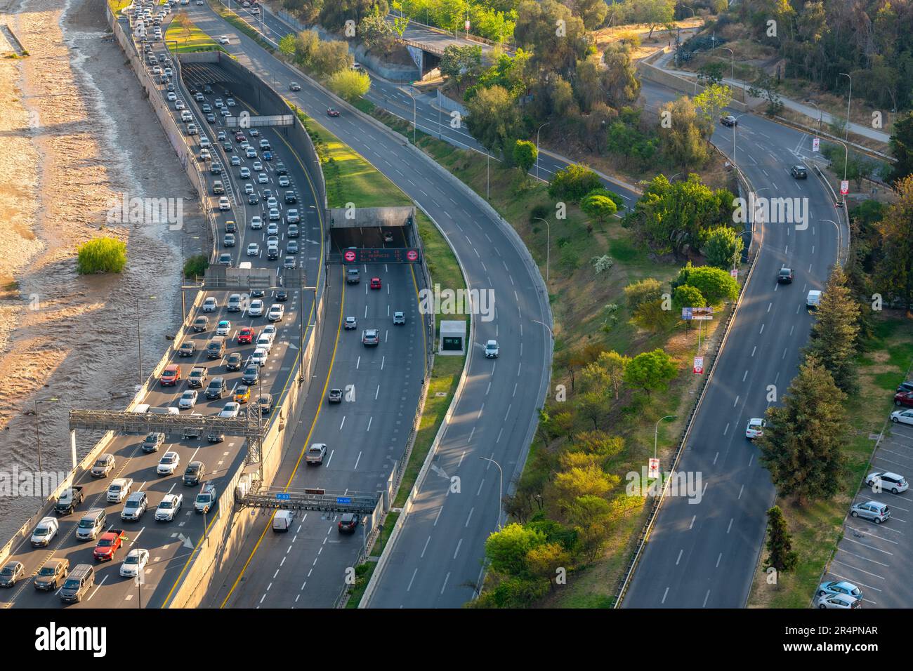 Santiago, Region Metropolitana, Chile - erhöhte Aussicht auf die Autobahn Costanera Norte in Santiago de Chile Stockfoto