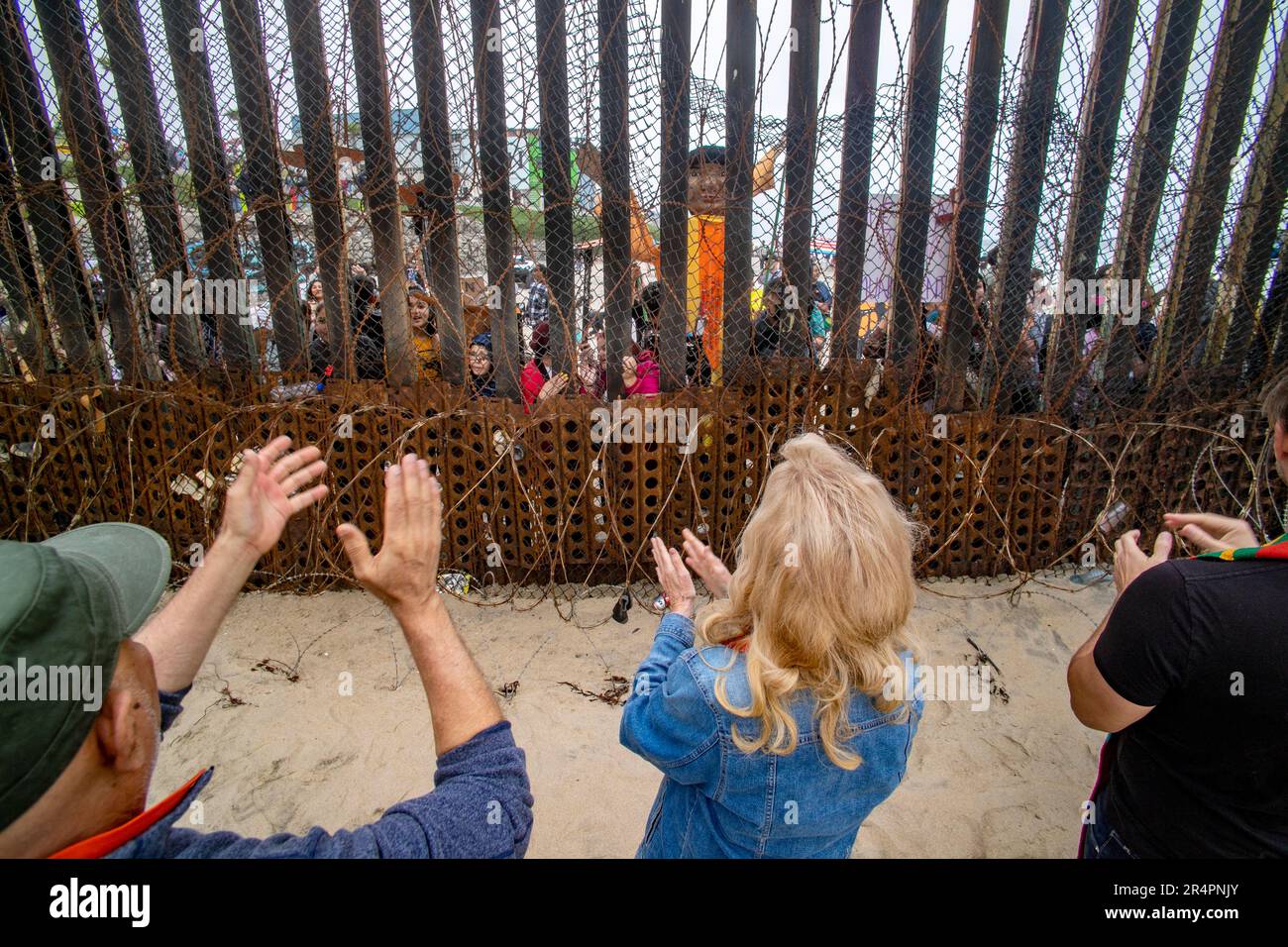 Im Border Field Park in der Nähe von San Diego versammeln sich multirassische Demonstranten an der Grenze zwischen den USA und Mexiko, um Mexikaner zu unterstützen, denen der Zugang zu den USA verweigert wurde. Stockfoto