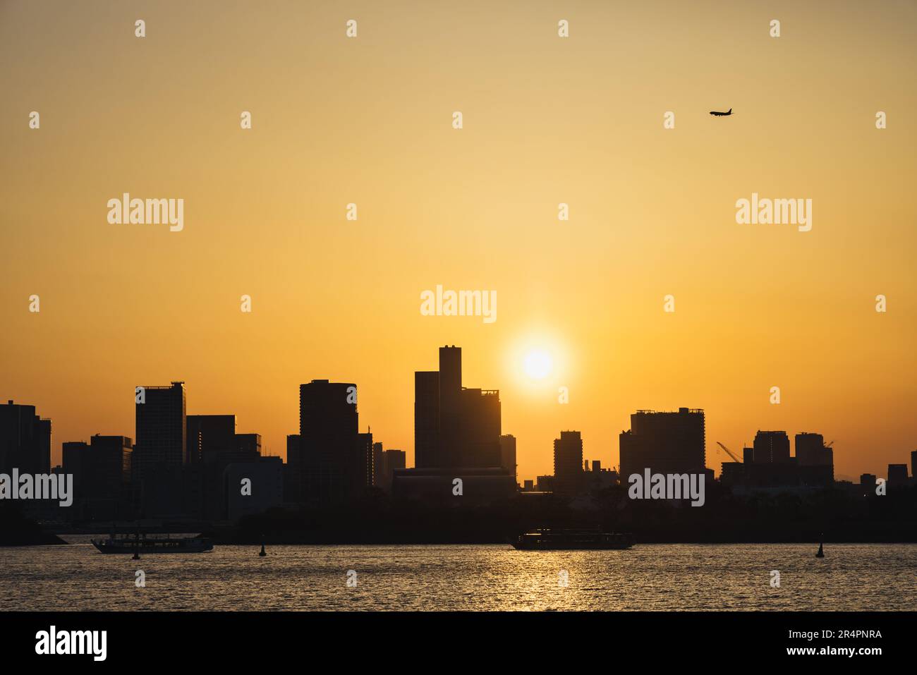 Bild mit Blick von Odaiba, Tokio, über die Bucht bis zur Skyline von