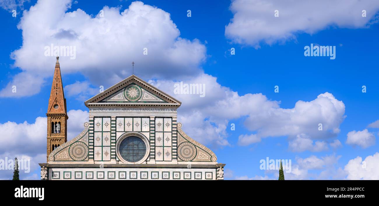 Basilika Santa Maria Novella in Florenz, Italien: Details des oberen Teils der Fassade mit den innovativen S-Volute-Elementen, die von Alberti entworfen wurden. Stockfoto