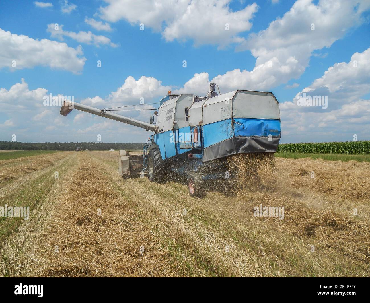 petőmihályfa, ungarn - 09. juli 2018 Erntezeit in ungarn, kombiniert das Feld, um den Weizen zu sammeln. Stockfoto