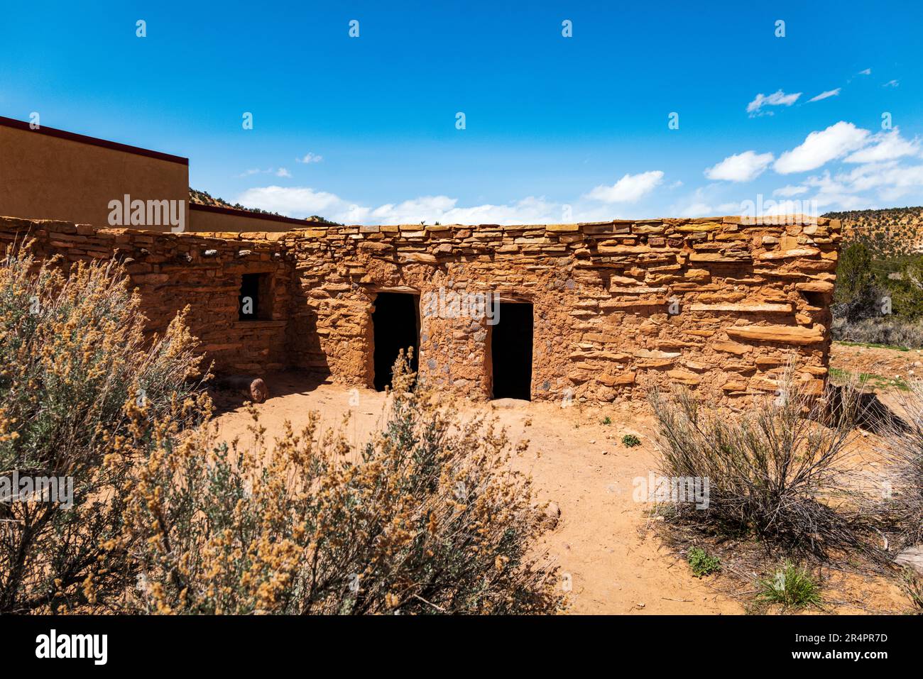 Außenansicht; Nachbildung des alten Puebloan-Steinhauses und Schlammblocks; Anasazi State Park Museum; Boulder; Utah: USA Stockfoto