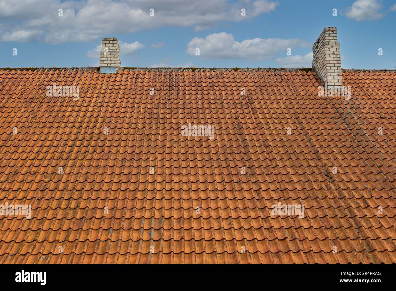 Ein Haus mit einem gefliesten Dach Stockfoto