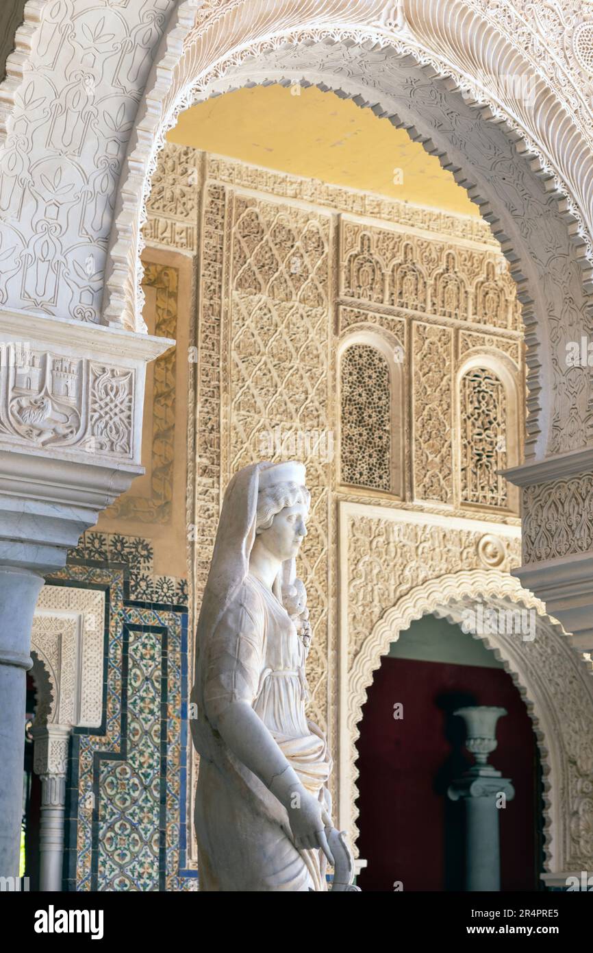Spanien, Sevilla, Andalusien, Casa de Pilatos (Pilatenhaus), Innenhof, ein Beispiel für ein italienisches Renaissance-Gebäude mit Mudejar-Elementen und Dekoration Stockfoto