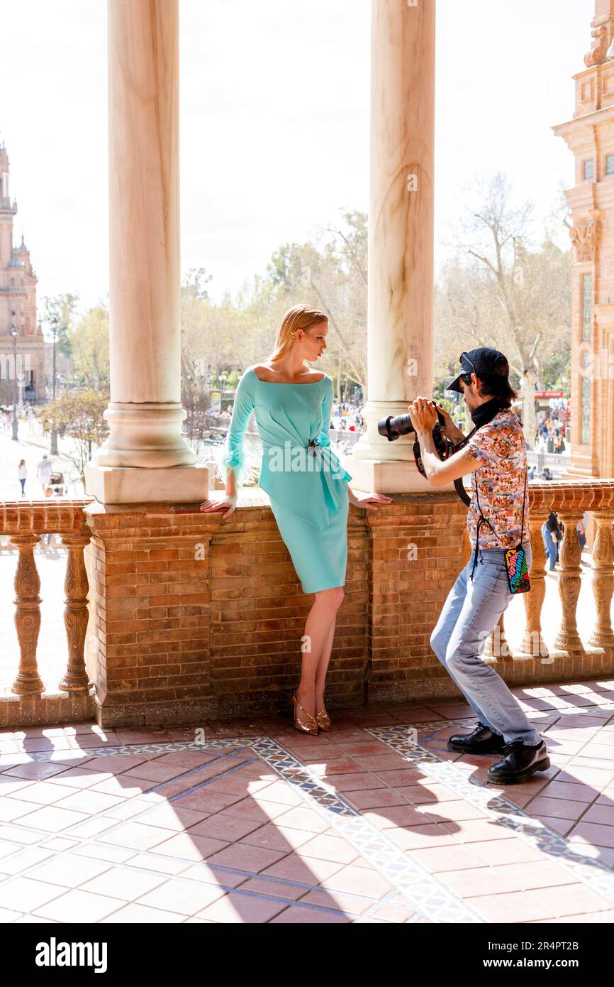 Spanien, Sevilla, Plaza de Espana, plaza im Maria Luisa Park, junge Frauen, die für ein Foto posieren Stockfoto