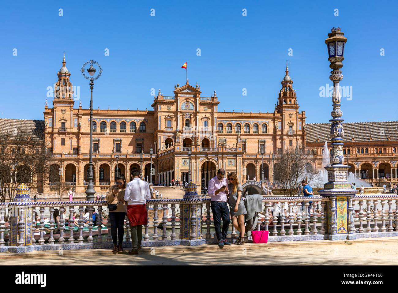 Spanien, Sevilla, Plaza de Espana, plaza im Maria Luisa Park, das Prinzip im „maurischen paradischen Stil“, um Spaniens Industrie und Technologie zu präsentieren Stockfoto