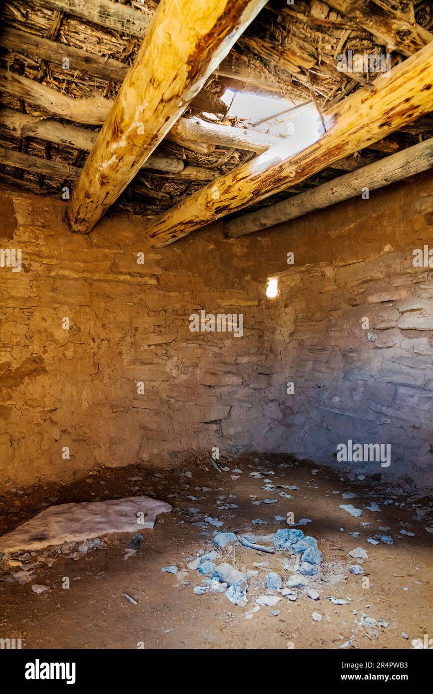 Innenansicht der Nachbildung des alten Puebloan Stein- und Schlammblocks; Anasazi State Park Museum; Boulder; Utah: USA Stockfoto