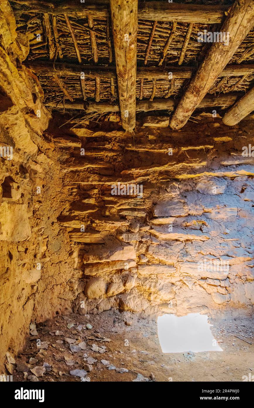 Innenansicht der Nachbildung des alten Puebloan Stein- und Schlammblocks; Anasazi State Park Museum; Boulder; Utah: USA Stockfoto