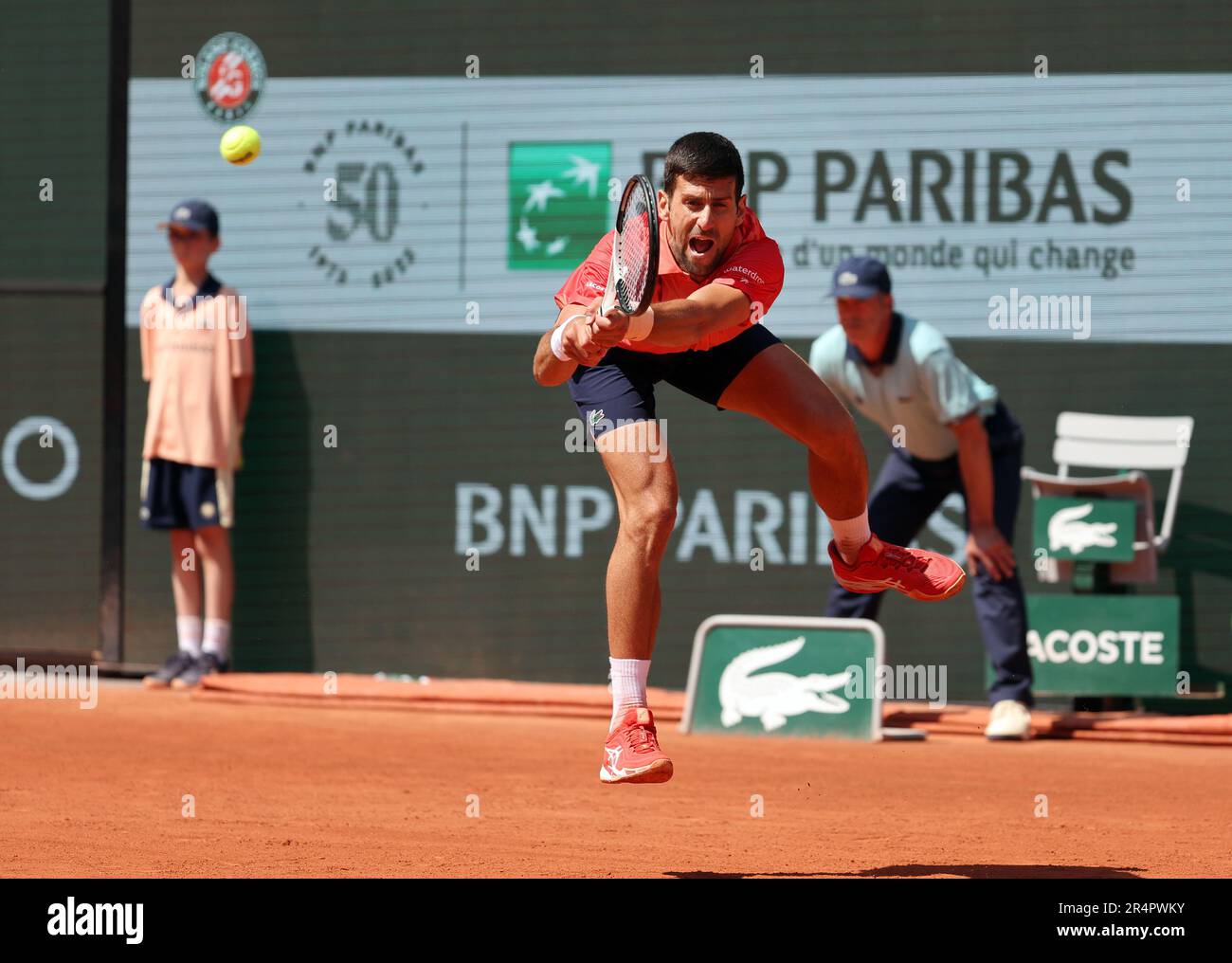 Paris, Frankreich. 29. Mai 2023. Der serbische Novak Djokovic gibt den Ball am Montag, den 29. Mai 2023, bei den Roland Garros' French Tennis Open in Paris, Frankreich, an Aleksandar Kovacevic aus den USA zurück. Djokovic gewann 6:3, 6:2, 7:6. Foto: Maya Vidon-White/UPI Credit: UPI/Alamy Live News Stockfoto