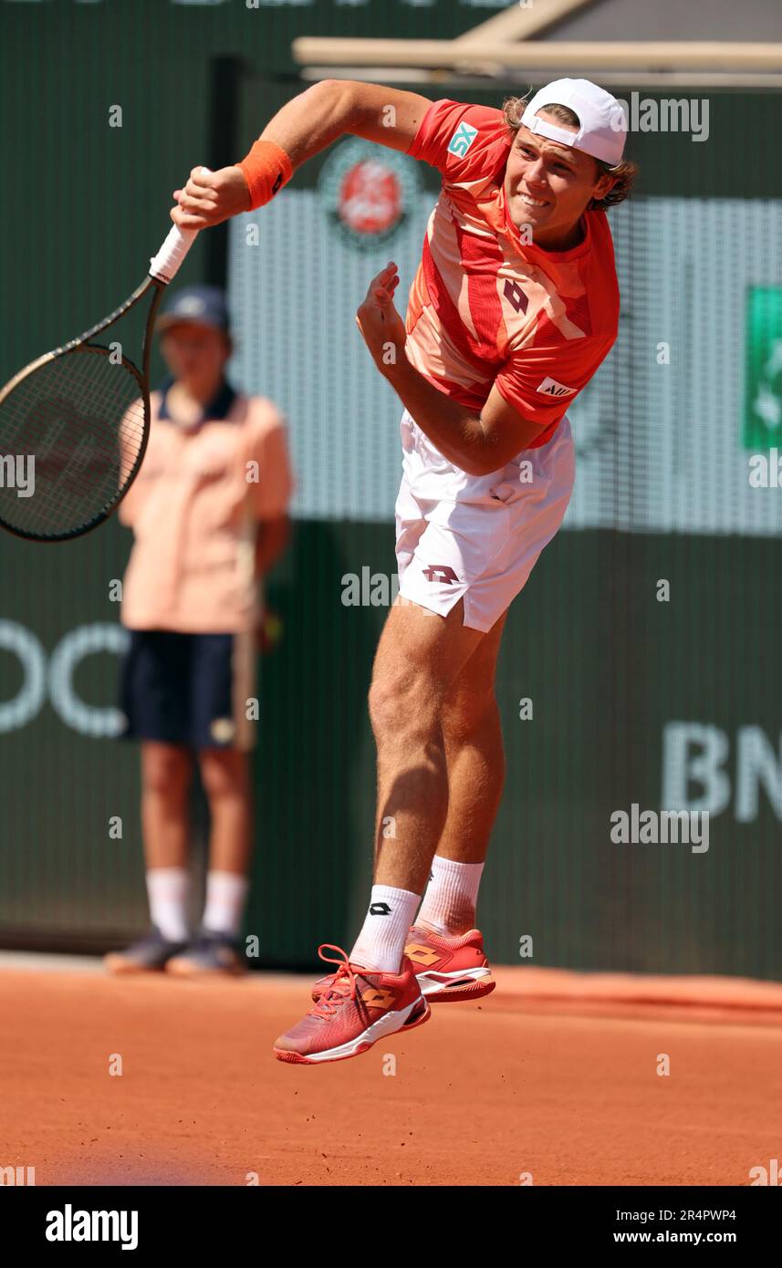 Paris, Frankreich. 29. Mai 2023. Aleksandar Kovacevic aus den USA bedient den serbischen Novak Djokovic während der ersten Runde des Spiels bei den Roland Garros' French Tennis Open in Paris, Frankreich, am Montag, den 29. Mai 2023. Djokovic gewann 6:3, 6:2, 7:6. Foto: Maya Vidon-White/UPI Credit: UPI/Alamy Live News Stockfoto