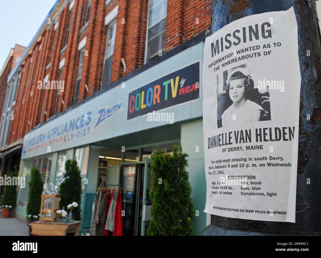 Fiktionale Poster für vermisste Kinder in der Innenstadt von Port Hope, Ontario, für die Dreharbeiten der Fernsehserie Welcome to Derry, ein Prequel für die IT-Filme. Stockfoto