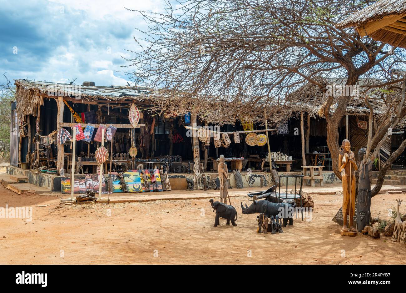 Ein Souvenirladen mit lokalem Kunsthandwerk in einem Nationalpark. Kenia, Afrika. Stockfoto