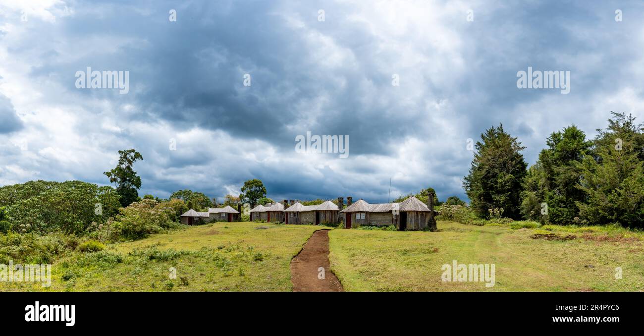 Gästehäuser im traditionellen abgerundeten Hüttenstil. Mount Kenya Nationalpark, Kenia, Afrika. Stockfoto
