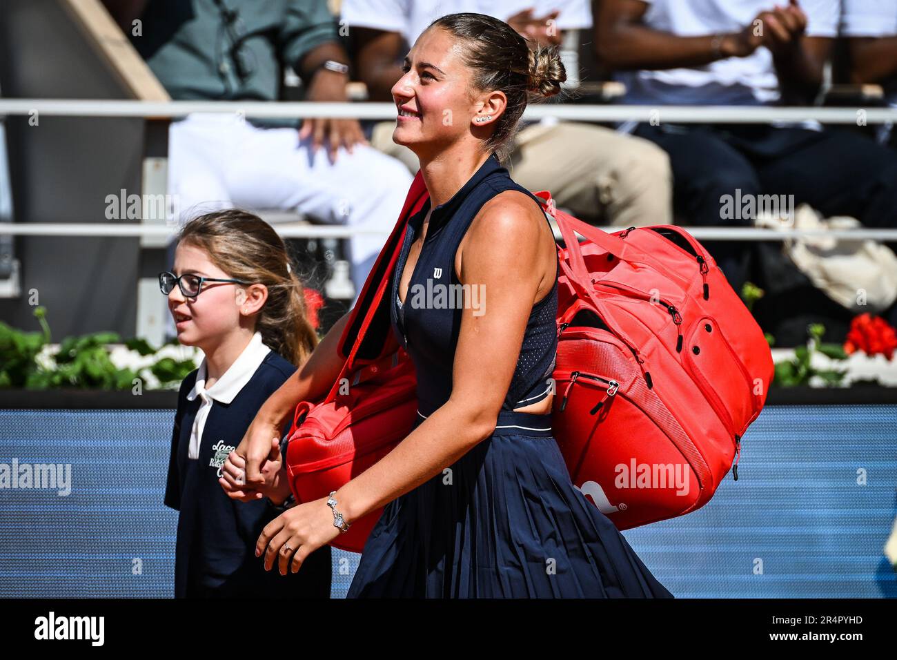 Paris, Frankreich, Frankreich. 28. Mai 2023. Marta KOSTYUK aus der Ukraine verlässt das Gericht nach dem ersten Tag von Roland-Garros 2023. Kostyuk weigerte sich, dem belarussischen Gegner Sabalenka nach dem Spiel die Hand zu schütteln, was dazu führte, dass einige der Zuschauer zu Boos wurden. Nachdem Sabalenka den 6-3 6-2-Dollar-Sieg errungen hatte, ging Kostyuk direkt zum Schiedsrichter, um ihr die Hand zu schütteln, und dann zurück auf ihren Sitz, weigerte sich, Sabalenka für den üblichen Handschlag am Netz zu treffen. (Kreditbild: © Matthieu Mirville/ZUMA Press Wire) NUR REDAKTIONELLE VERWENDUNG! Nicht für den kommerziellen GEBRAUCH! Stockfoto