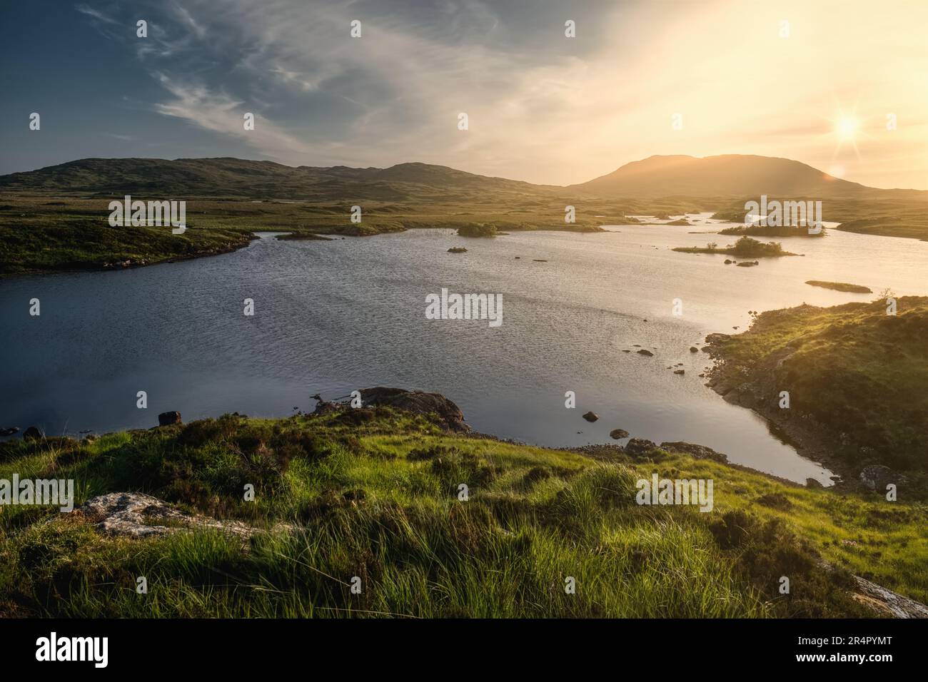 Wunderschöne Landschaft mit Himmel und Bergen im Connemara-Nationalpark im County Galway, Irland Stockfoto