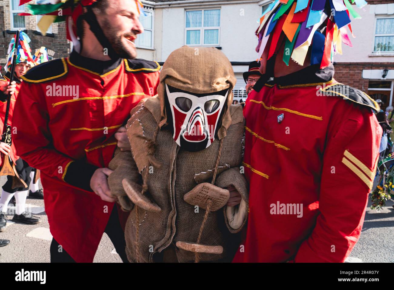 Combe Martin, North Devon, Großbritannien. 29. Mai 2023. Jedes Jahr wiederholen die Menschen aus dem Dorf Combe Martin eine Tradition aus den frühen 1970er Jahren. Ein „Bobby os“ Grenadier und Jungfrauen, die alle die längste Hauptstraße Großbritanniens hinunter zum Strand fahren, bildet Sich Ein riesiger Kreis, und die Grenadier schießen auf den Grafen von Rhone und werfen ihn ins Meer. Kredit: Natasha Quarmby/Alamy Live News Stockfoto