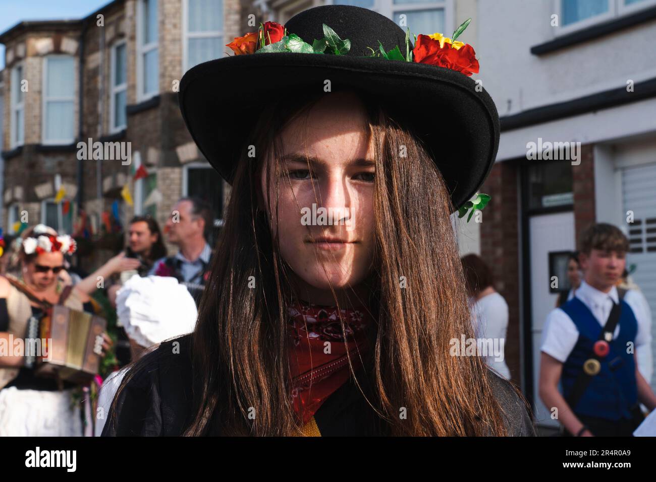 Combe Martin, North Devon, Großbritannien. 29. Mai 2023. Jedes Jahr wiederholen die Menschen aus dem Dorf Combe Martin eine Tradition aus den frühen 1970er Jahren. Ein „Bobby os“ Grenadier und Jungfrauen, die alle die längste Hauptstraße Großbritanniens hinunter zum Strand fahren, bildet Sich Ein riesiger Kreis, und die Grenadier schießen auf den Grafen von Rhone und werfen ihn ins Meer. Kredit: Natasha Quarmby/Alamy Live News Stockfoto