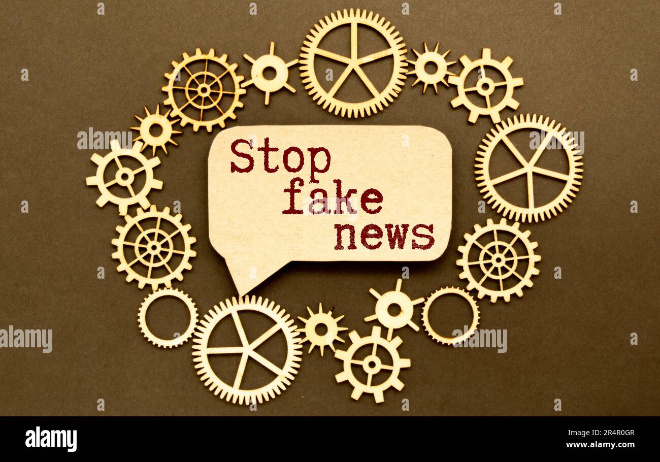 Stop-Fälschungen – zwei rote Tasten auf der Laptop-Tastatur. Der Finger versucht auf einem grauen Laptop, die Stopptaste zu drücken. Falsche Nachrichten, Fakten und Gefühle im Moder Stockfoto