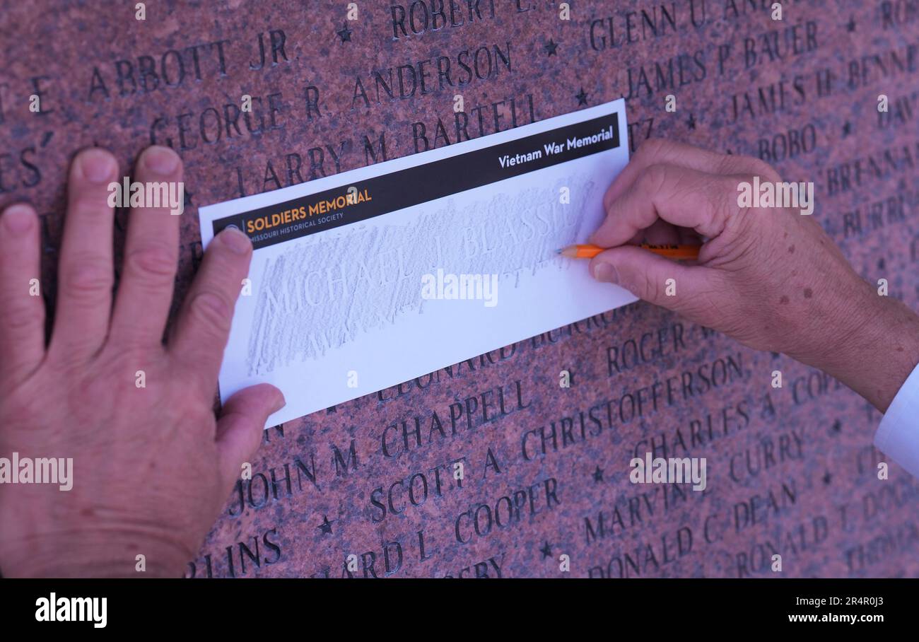 St. Louis, Usa. 29. Mai 2023. George Blassie ätzt den Namen seines Bruders, des verstorbenen Michael Blassie, nach Zeremonien, bei denen während der Feierlichkeiten zum Memorial Day im Soldiers Memorial Military Museum in St. eine neue Mauer vietnamesischer Namen gewidmet wurde Louis am Montag, den 29. Mai 2023. Blassie ist der Navy Airman, dessen Überreste aus dem Grab der unbekannten Soldaten in Washington, DC entfernt wurden, nachdem er 1998 durch DNA identifiziert wurde. Foto: Bill Greenblatt/UPI Credit: UPI/Alamy Live News Stockfoto