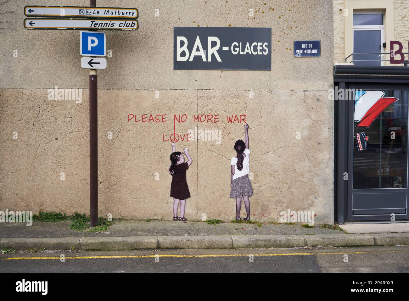 Das Fototapete 'Please No More war' an der Wand eines Cafés in Arromanches-les-Bains, Normandie, Frankreich. Stockfoto