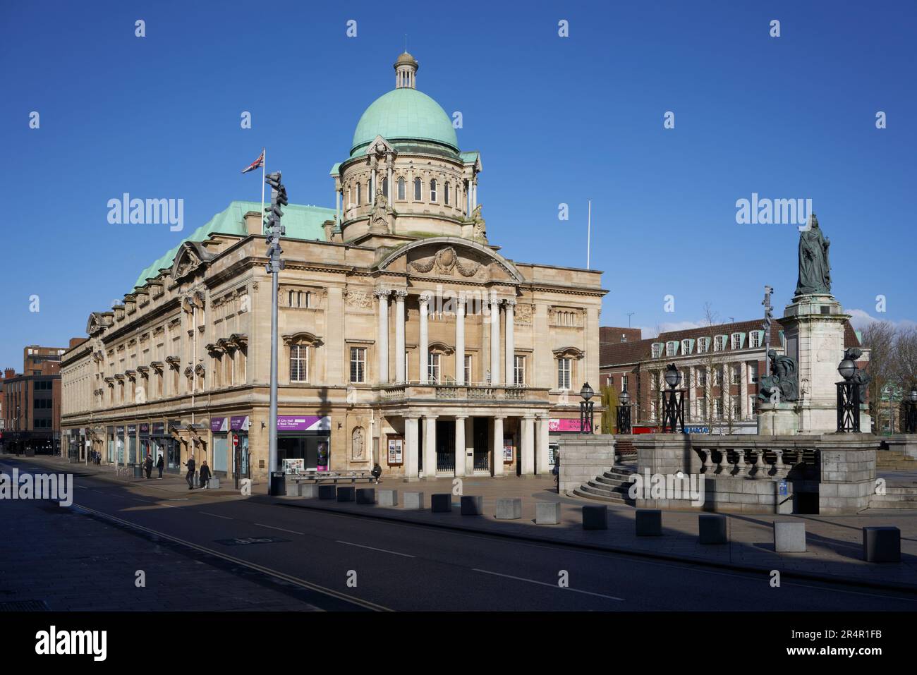 Hull City Hall, Kingston-upon-Hull, East Yorkshire, Großbritannien, mit der Statue von Queen Victoria. Stockfoto