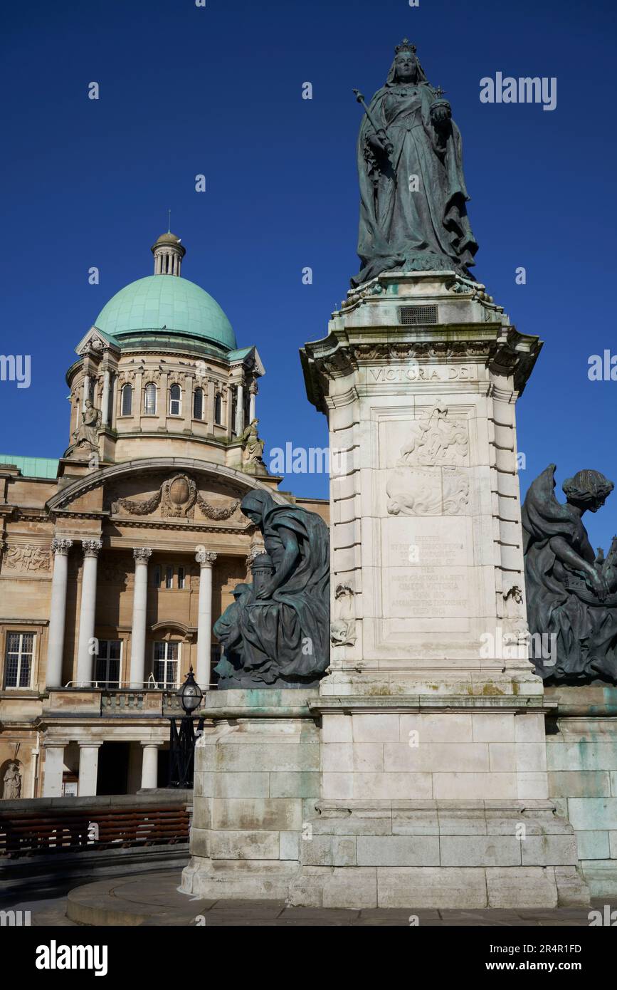 Hull City Hall, Kingston-upon-Hull, East Yorkshire, Großbritannien, mit der Statue von Queen Victoria. Stockfoto