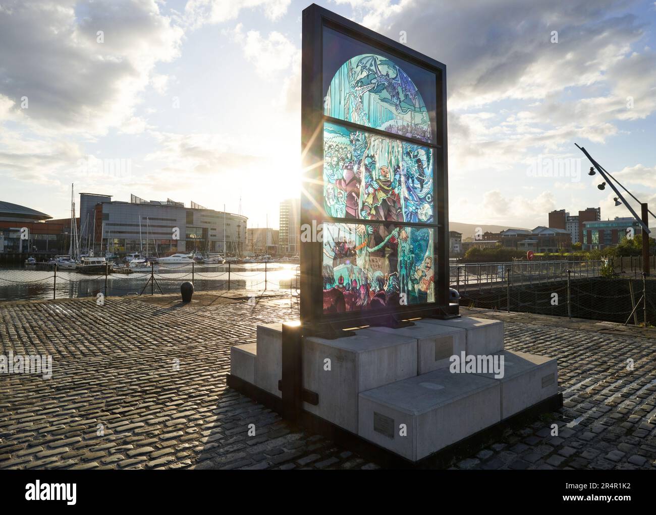 Eine „Glass of Thrones“-Buntglasinstallation im Titanic Quarter, Belfast, anlässlich der Dreharbeiten zu „Game of Thrones“ Stockfoto