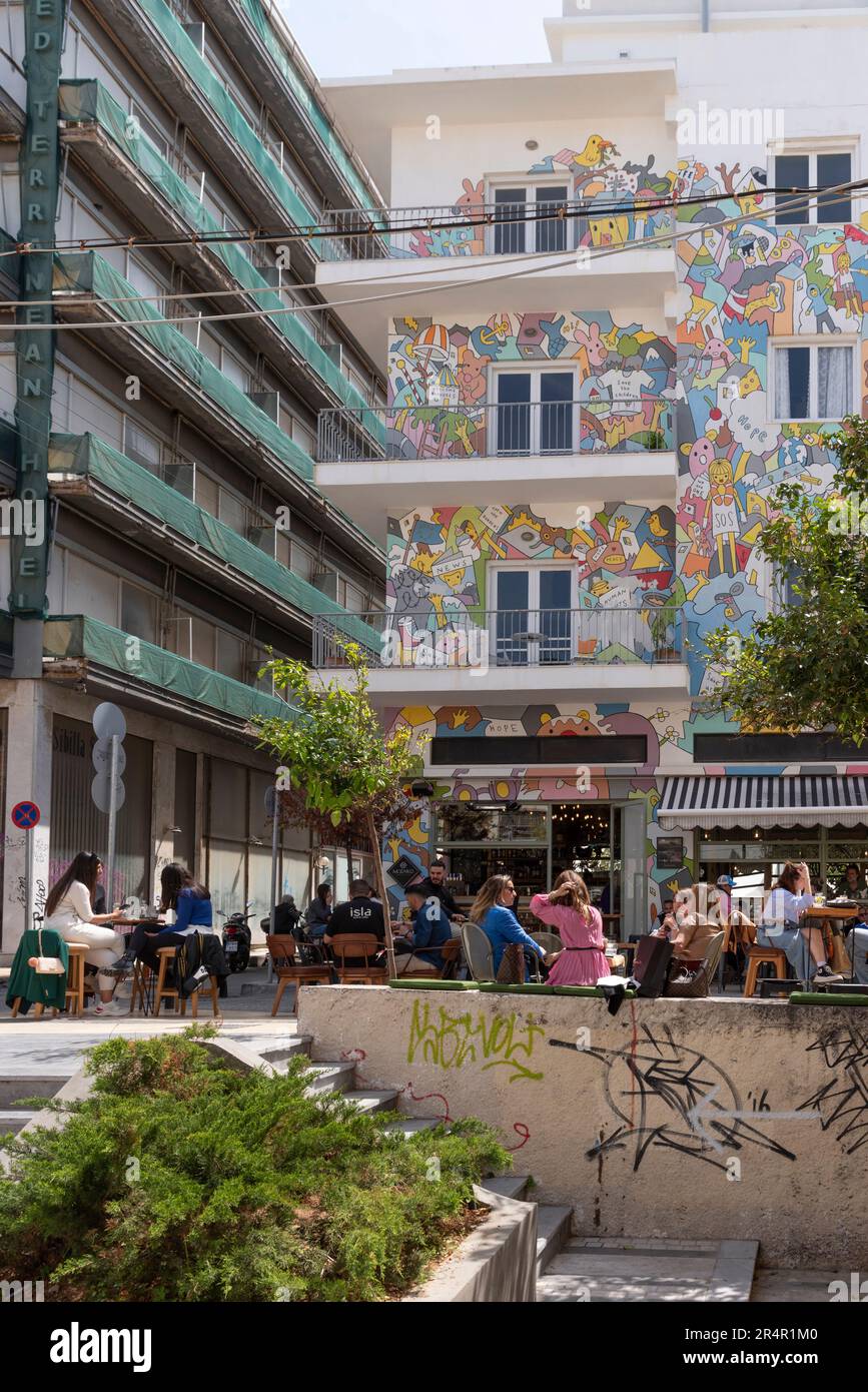 Heraklion, Kreta, Griechenland. 2023. Farbenfrohes Gebäude mit bemalten Wänden über einem Café im Stadtzentrum. Stockfoto