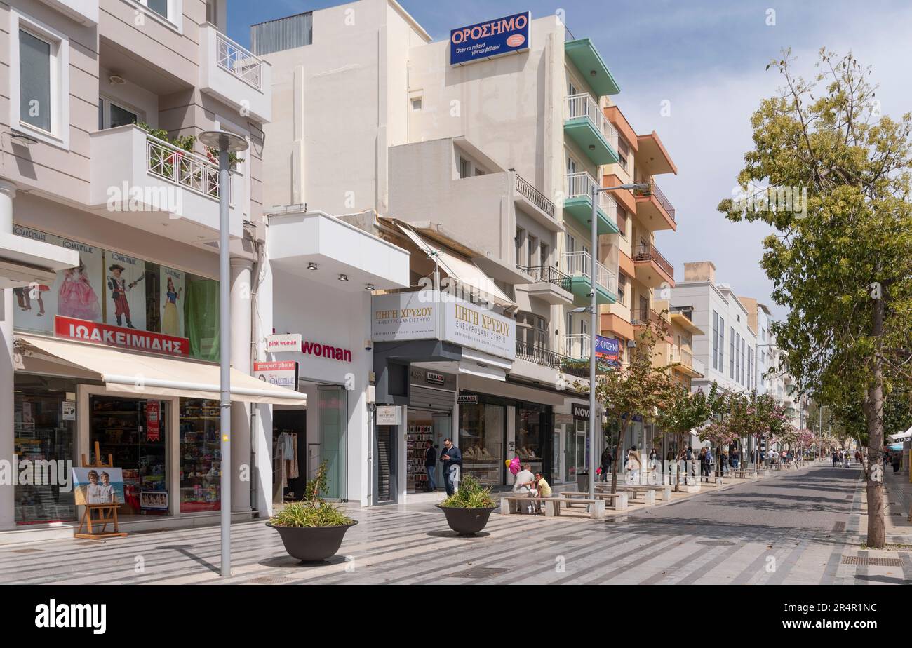 Heraklion, Kreta, Griechenland.2023. Dikaiosynis Street im Stadtzentrum mit modernen Geschäften, Büros und Apartments entlang der breiten Fußgängerzone. Stockfoto