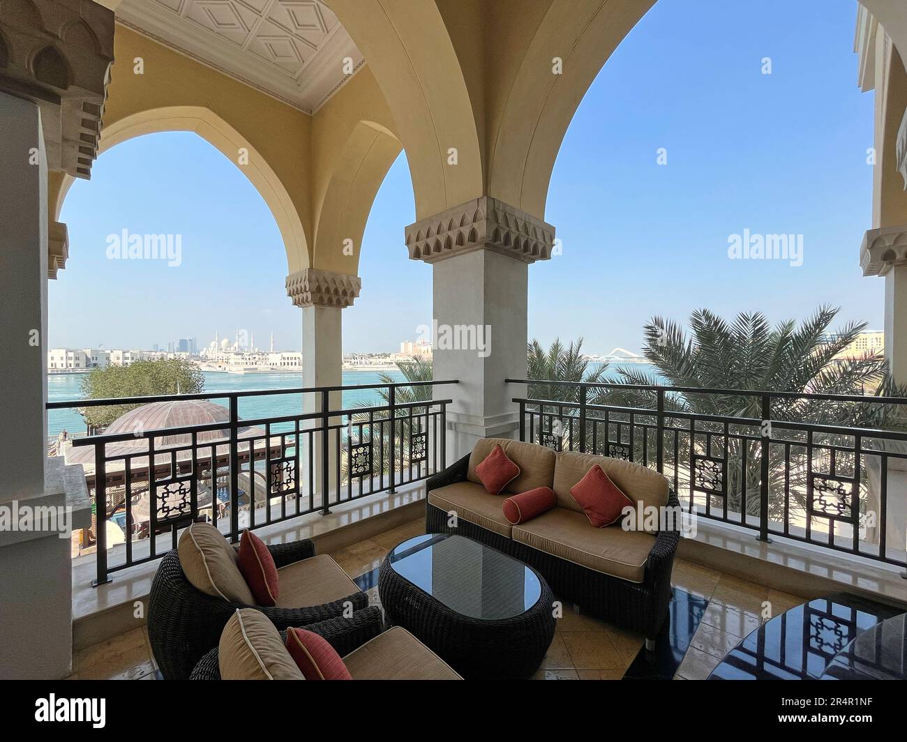 Die Terrasse im Shangri-La Qaryat Al Beri Hotel, Abu Dhabi, Vereinigte Arabische Emirate, mit der im Hintergrund die große Moschee zu sehen ist Stockfoto