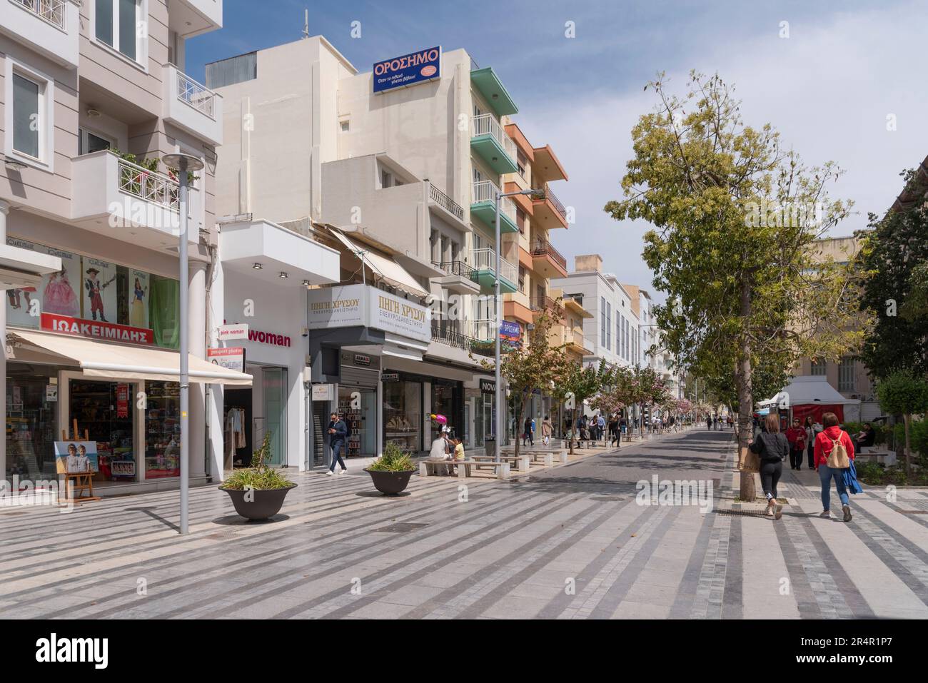 Heraklion, Kreta, Griechenland.2023. Dikaiosynis Street im Stadtzentrum mit modernen Geschäften, Büros und Apartments entlang der breiten Fußgängerzone. Stockfoto