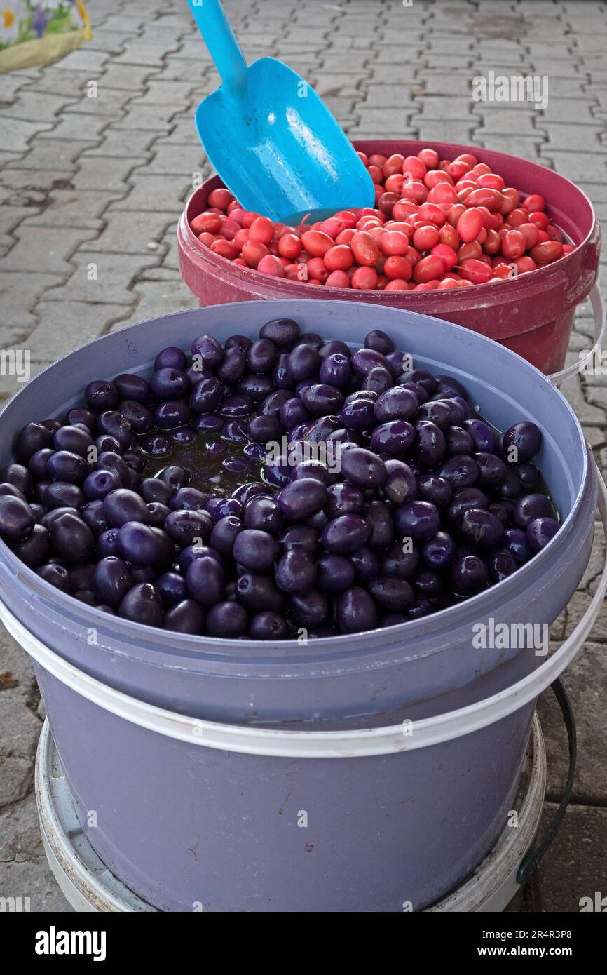Rosa und blaue Oliven auf dem Wochenmarkt in Urgup, Türkei. Die rosafarbenen Oliven werden mit Rote-Bete-Saft gefärbt. Stockfoto