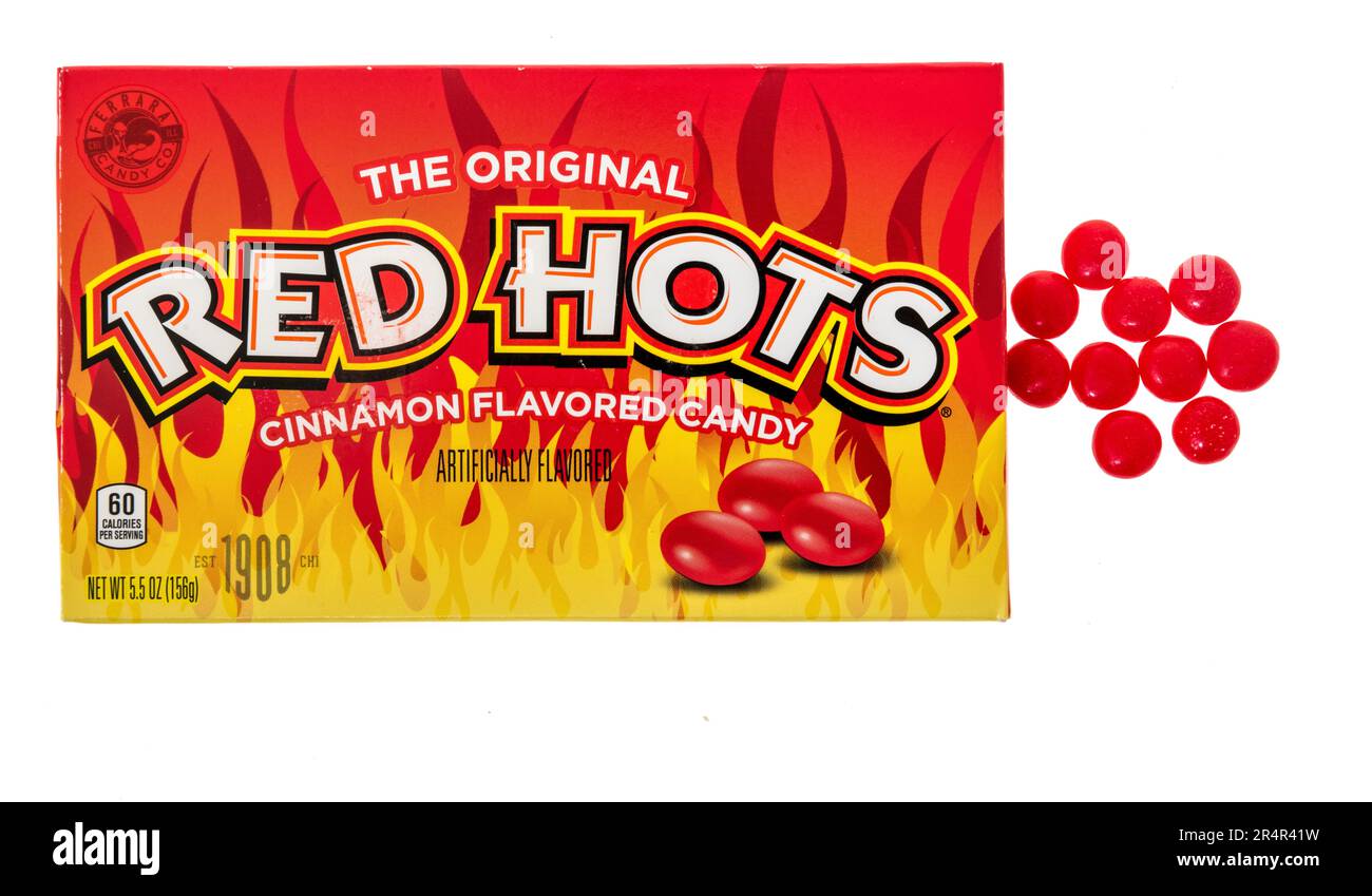 Winneconne, WI - 16. April 2023: Ein Paket Red Hots Süßigkeiten auf einem isolierten Hintergrund. Stockfoto