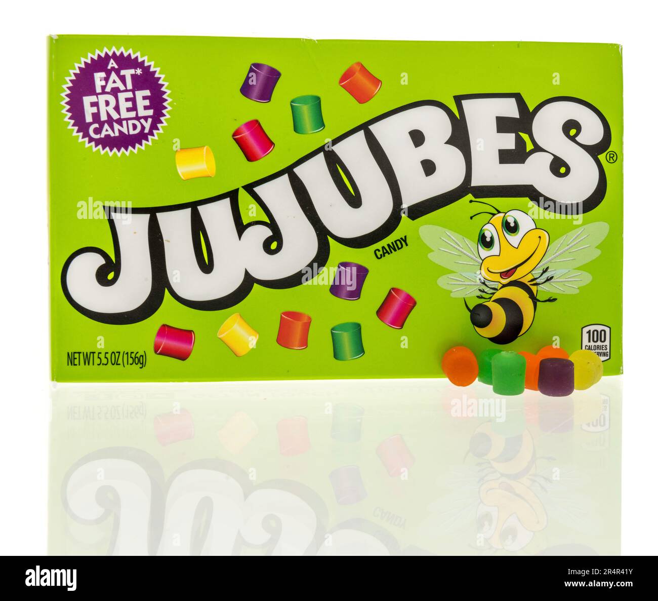 Winneconne, WI - 16. April 2023: Ein Paket Jujubes-Süßigkeiten auf isoliertem Hintergrund. Stockfoto