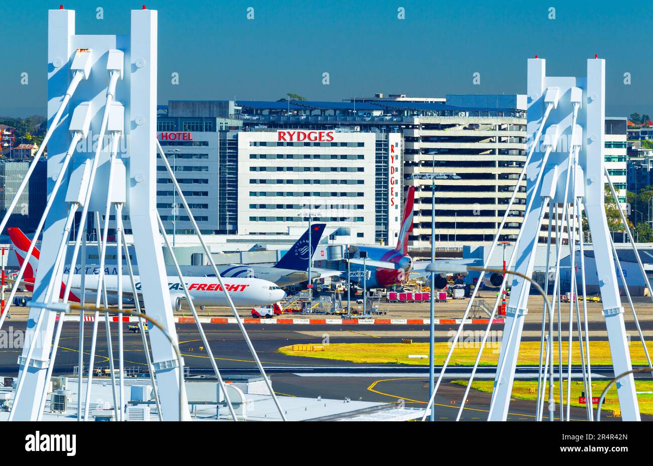 Sydney (Kingsford Smith) Airport in Sydney, Australien. Abbildung: Das internationale Terminal mit Blick nach Westen vom Inlandsterminal aus. Stockfoto