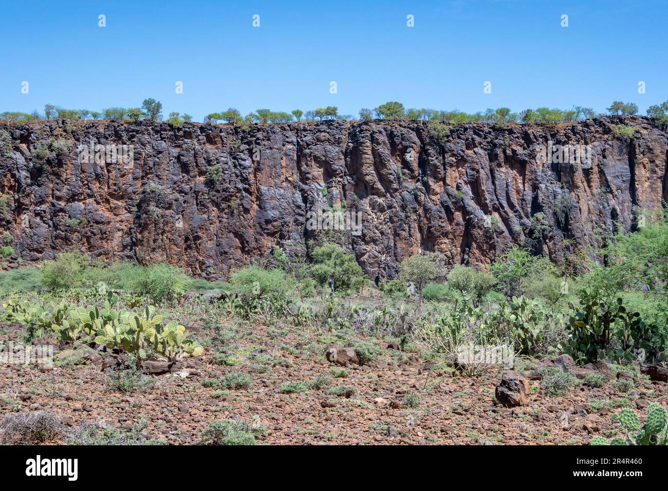 Präkambrianische metamorphe Felsen, die entlang des ostafrikanischen Rift Valley freigelegt wurden. Kenia, Afrika. Stockfoto