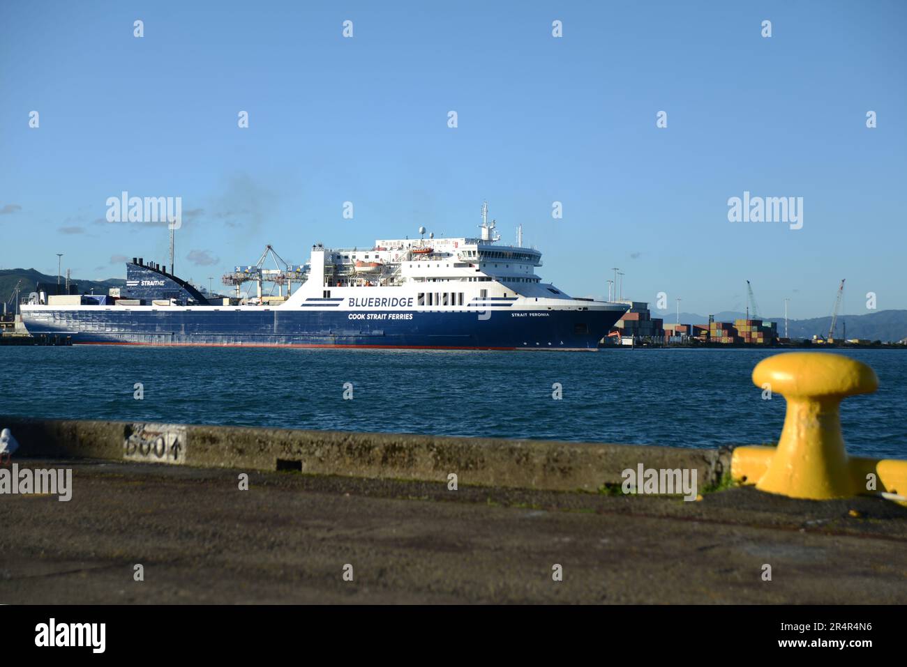 WELLINGTON, NEUSEELAND, 16. MAI 2023: Die Bluebridge Fähre Strait Feronia verlässt den Hafen von Wellington und ist für Picton auf der Südinsel bestimmt. Stockfoto