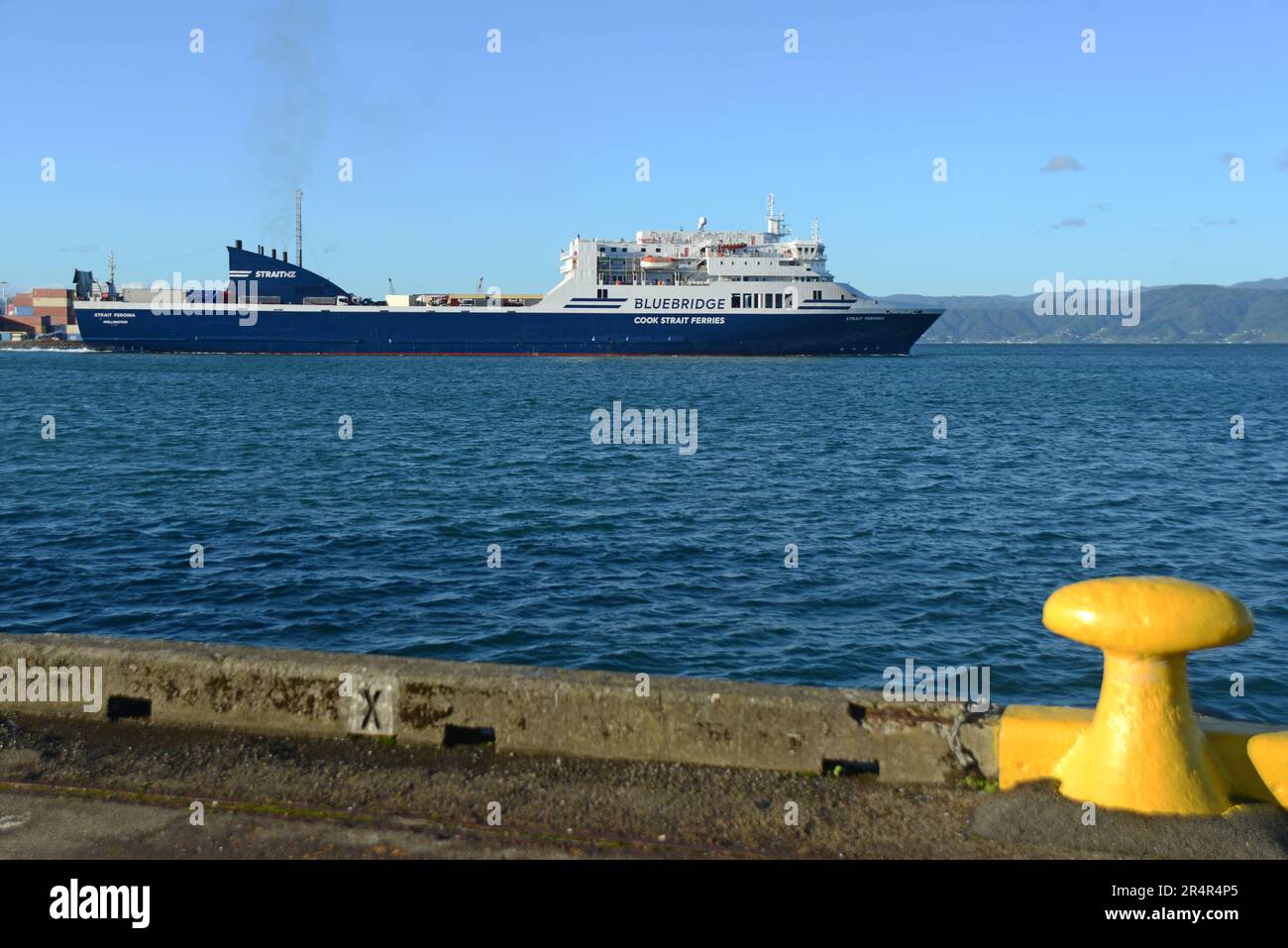 WELLINGTON, NEUSEELAND, 16. MAI 2023: Die Bluebridge-Fähre Strait Feronia verlässt den Hafen von Wellington und ist für Picton auf der Südinsel bestimmt. Stockfoto
