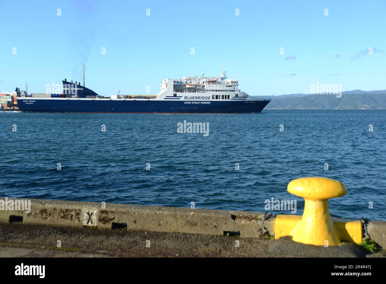 WELLINGTON, NEUSEELAND, 16. MAI 2023: Die Bluebridge-Fähre Strait Feronia verlässt den Hafen von Wellington und ist für Picton auf der Südinsel bestimmt. Stockfoto