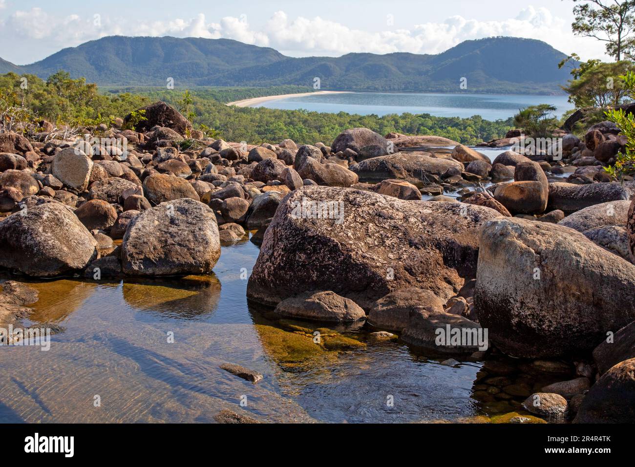 Blick über Zoe Bay von der Spitze der Zoe Falls, Hinchinbrok Island Stockfoto